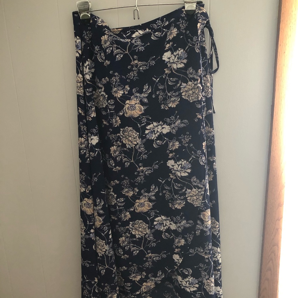 🌺 Navy floral wrap skirt